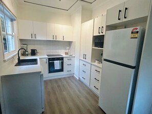 Køleskab, mikrobølgeovn, ovn, kogeplade