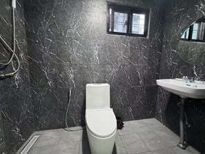 Economy-dobbeltværelse - 1 queensize-seng - ikke-ryger - uden vindue | Badeværelse | Bruser, gratis toiletartikler, hårtørrer, hjemmesko