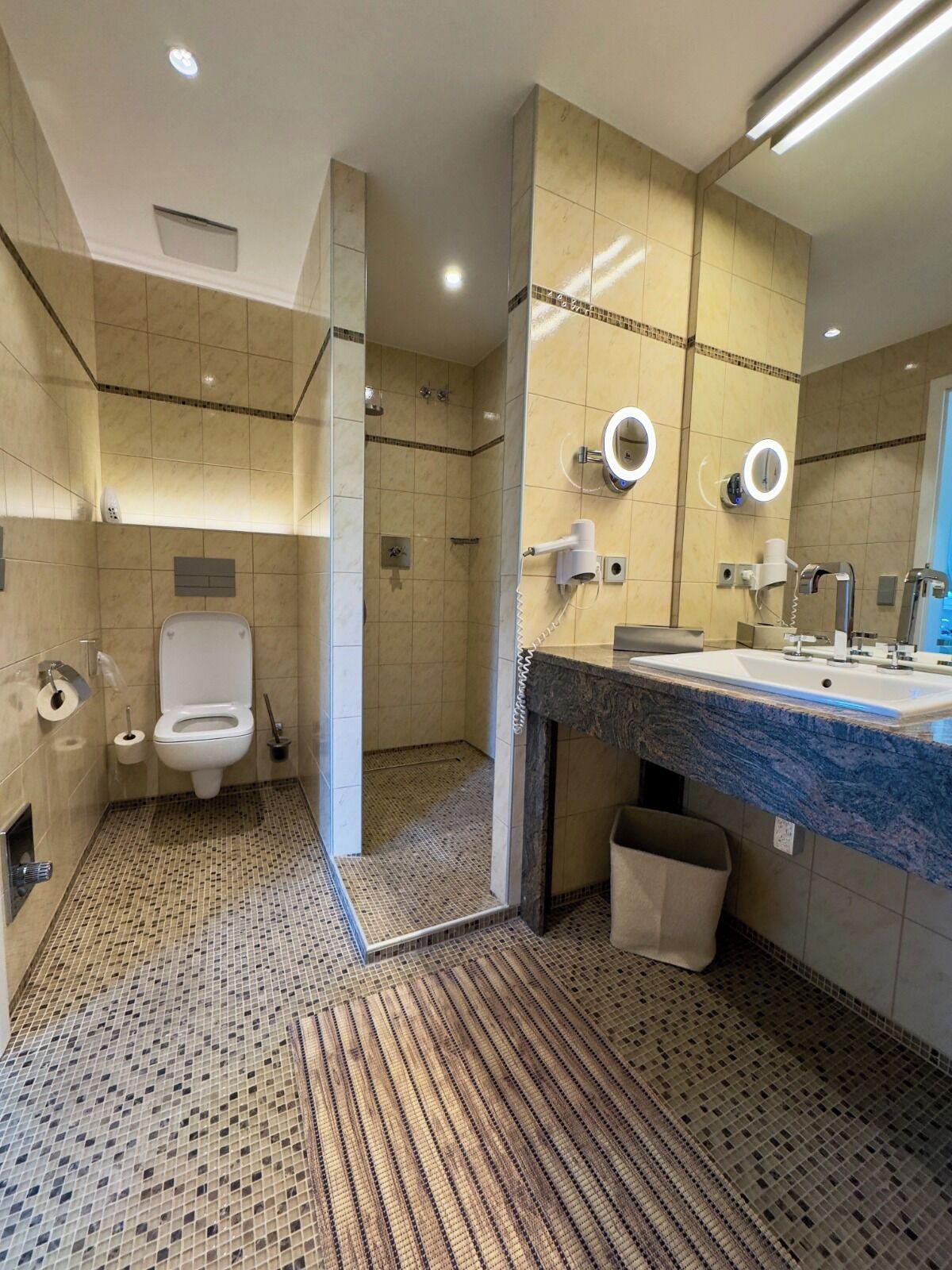Secadora de cabello, jabón, papel de baño 