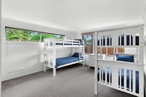 4 bedrooms, iron/ironing board, Internet, bed sheets