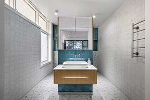 Shower, jetted bath, hair dryer, towels