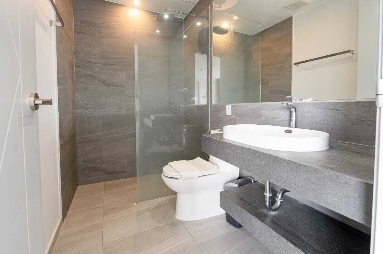 Appartement, uitzicht op de stad | Badkamer | Een douche, handdoeken, toiletpapier