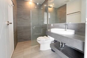 Departamento, vista a la ciudad | Baño | Regadera, toallas, papel de baño 