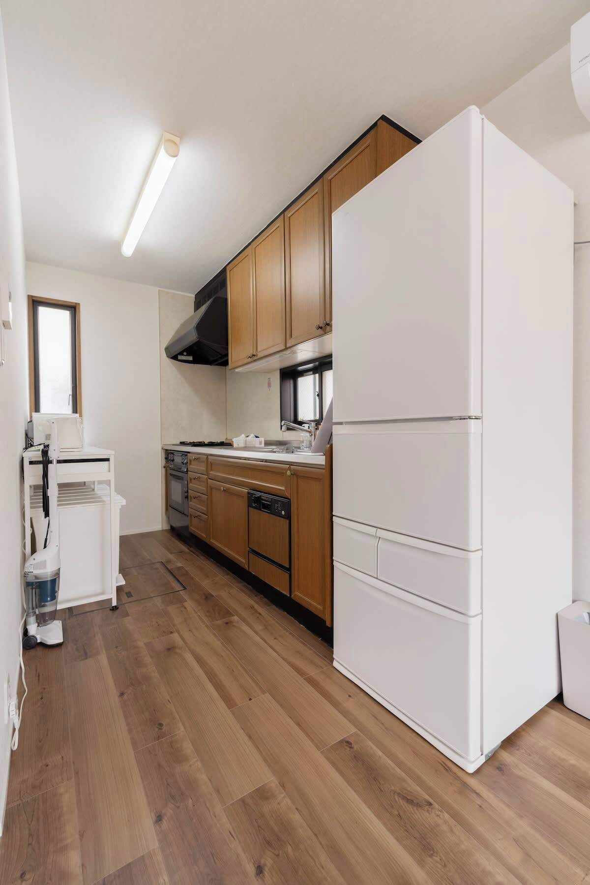 Fridge, microwave, stovetop, cookware/dishes/utensils