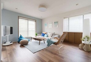 TV - Entire Villa 2-min to Beach, near Enoshima Island & Kamakura, Kala's Blue Crush (Fujisawa)