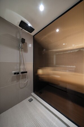 Departamento, 2 habitaciones | Baño | Regadera, amenidades de baño gratuitas, secadora de cabello, pantuflas 