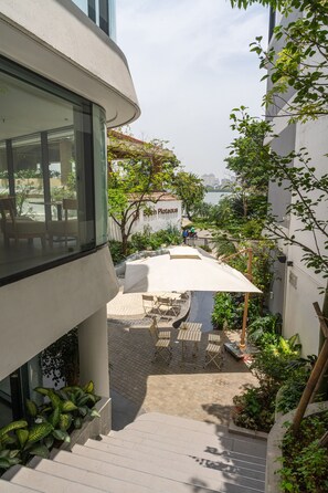 Vista frontal de la propiedad