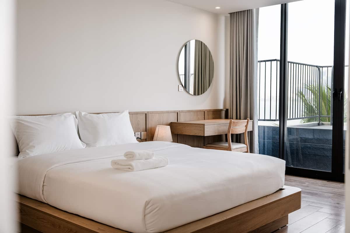 Escritorio, wifi gratis y ropa de cama