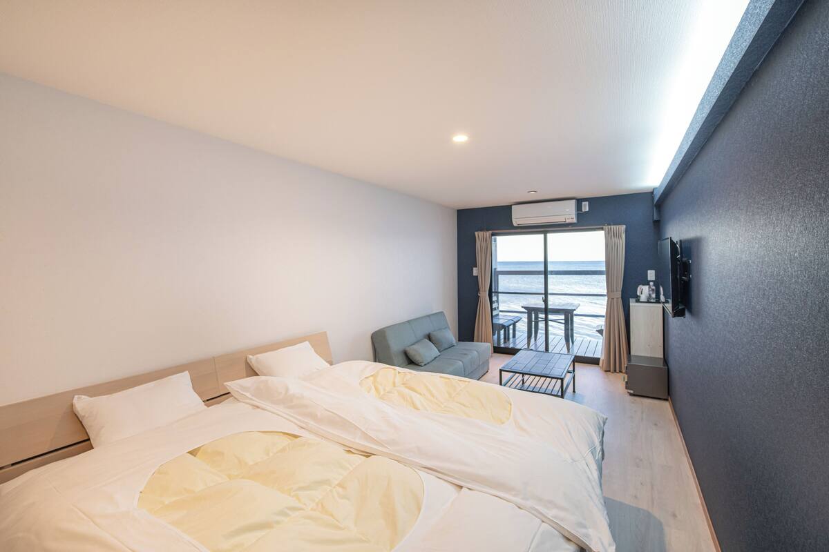 Standard Twin Room, Balcony, Ocean View | Desk, laptop workspace, bed sheets