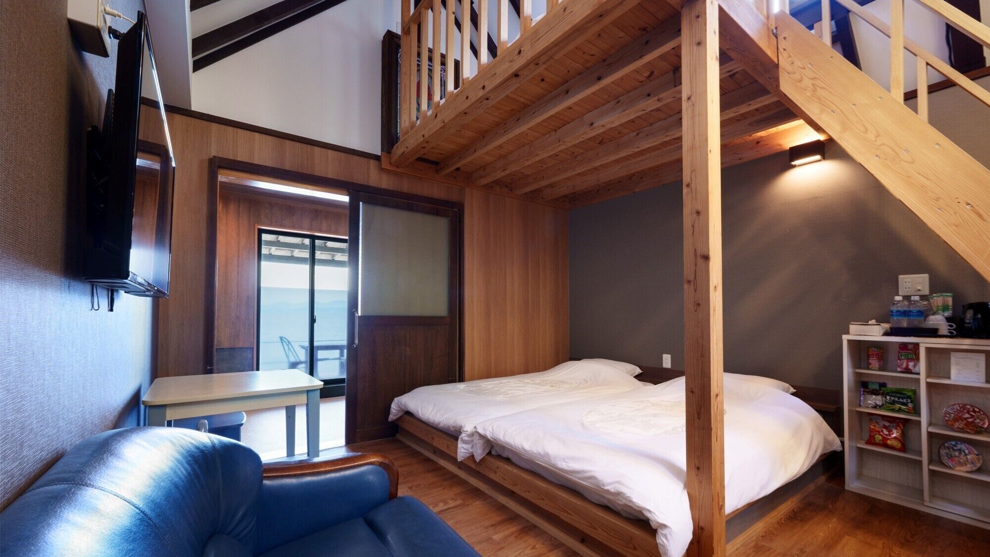 Escritorio, espacio para trabajar con un portátil, ropa de cama