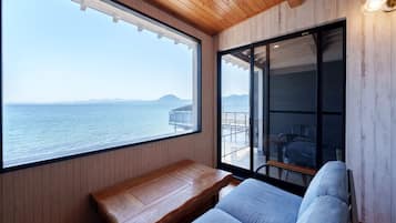 Loft, balcone, vista oceano | Una scrivania, postazione laptop, lenzuola