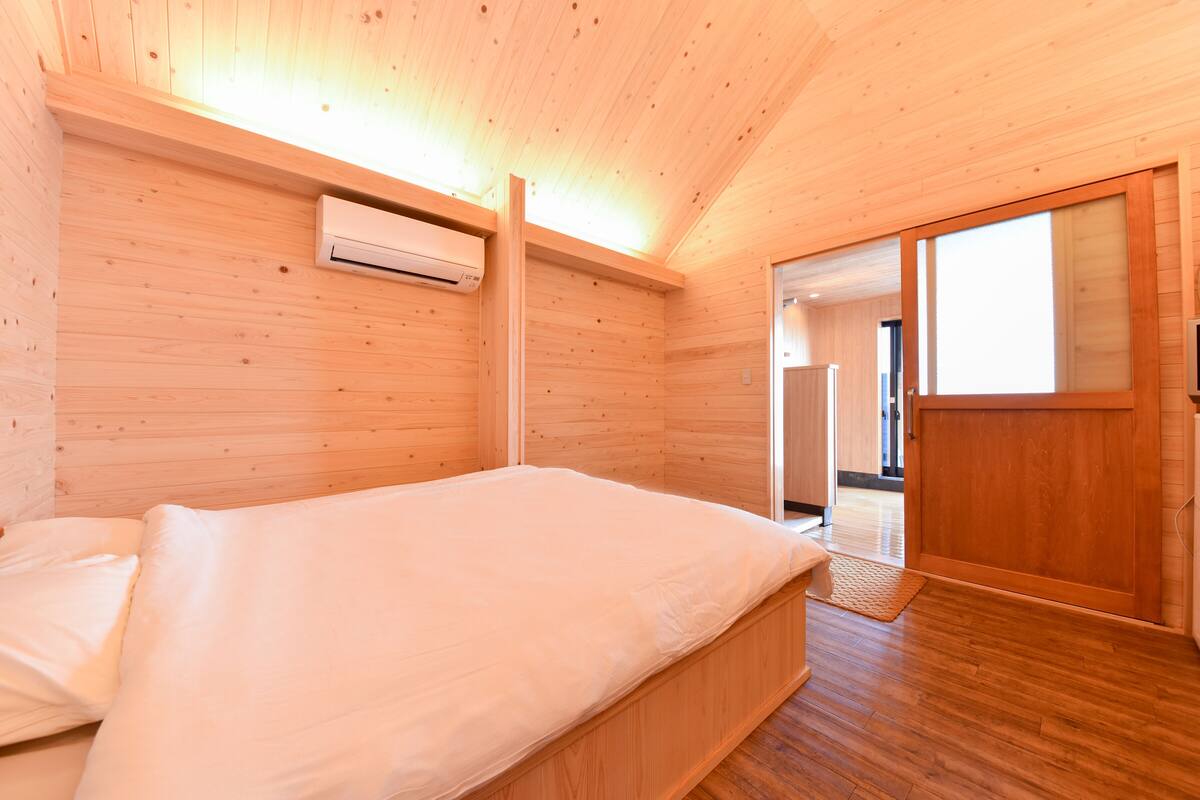 Basic Double Room, Balcony, Ocean View | Desk, laptop workspace, bed sheets