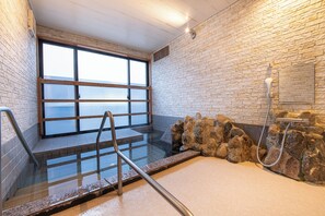 標準雙床房, 陽台, 海景 | 書桌、筆電工作空間、床單