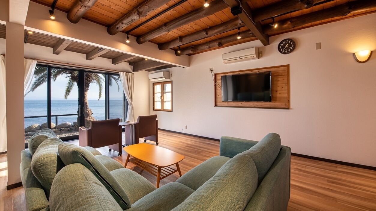 Living area | 24-inch flat-screen TV with satellite channels
