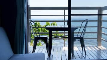 Standard Twin Room, Balcony, Ocean View | Desk, laptop workspace, bed sheets