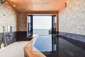 Hiustenkuivaaja, pyyhkeet, saippua, sampoo