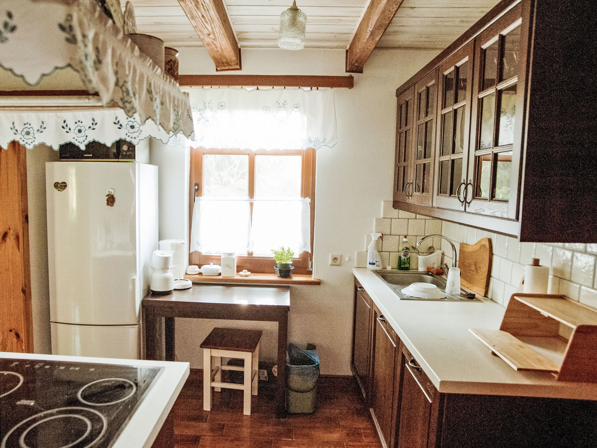 Kjøleskap, mikrobølgeovn, oppvaskmaskin og kjøkkenutstyr