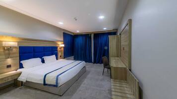 Ropa de cama hipoalergénica y caja de seguridad en la habitación