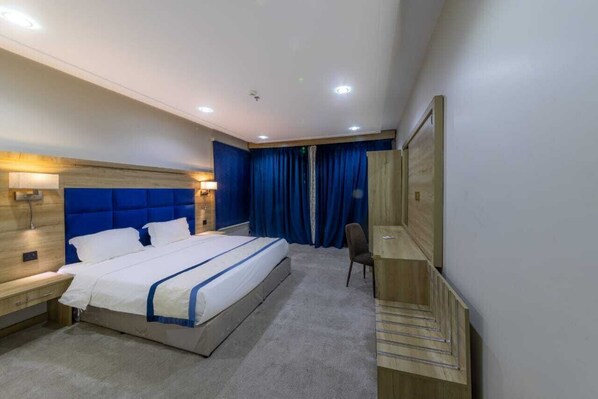 Ropa de cama hipoalergénica y caja de seguridad en la habitación