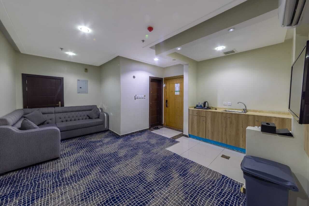 Phòng Suite dành cho gia đình | Khu phòng khách | TV plasma 32-inch có truyền hình vệ tinh 