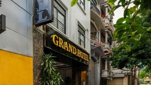 Ein Hotel Eingang mit einem Schild, auf dem 'GRAND HOTEL' steht.