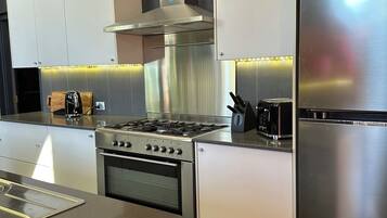 Luxury Apartment, Patio, Garden View | Private kitchen