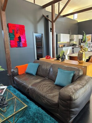 ラグジュアリー アパートメント パティオ ガーデンビュー | リビング エリア