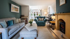 TV, fireplace, offices - Old Orchard Cottage - Pet friendly, Moreton-in-Marsh (Moreton-in-Marsh)