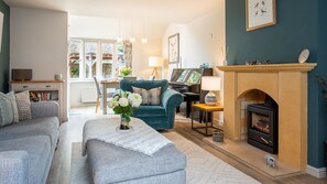 TV, fireplace, offices - Old Orchard Cottage - Pet friendly, Moreton-in-Marsh (Moreton-in-Marsh)