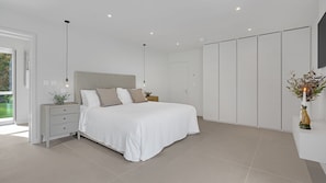 3 bedrooms, iron/ironing board, travel crib, free WiFi