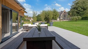 Outdoor dining - Lambs Lawn - Pet Friendly, Westbury near Devizes (Westbury Near Devizes)