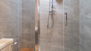 Shower, hair dryer, towels - Venture Lodge - sleeps 6 guests  in 3 bedrooms (Isis Lake, Cotswold Water Park)