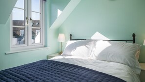 3 chambres, bureau, fer et planche Ă repasser, lit parapluie