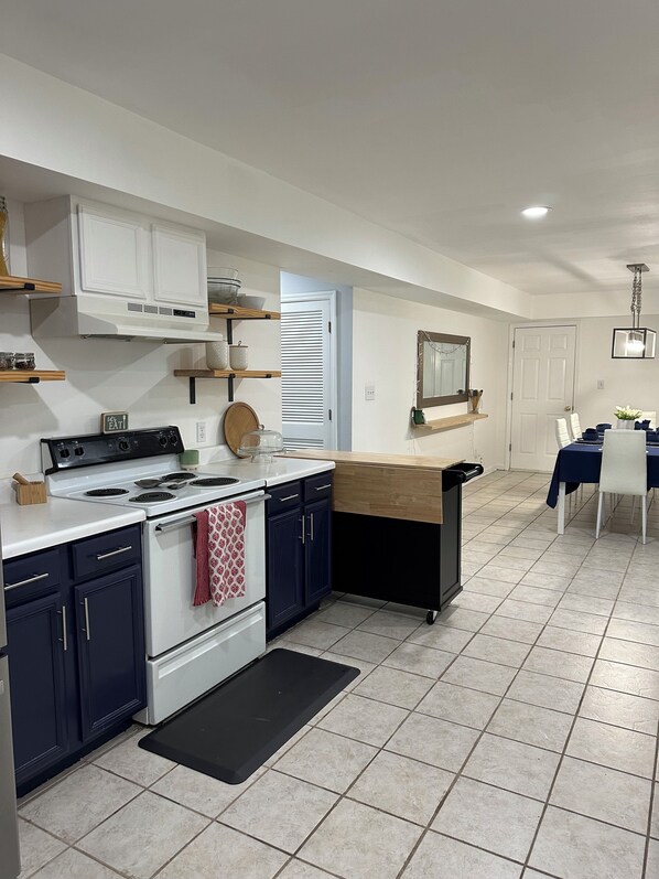 Fridge, microwave, oven, stovetop - 3-bedroom house in fabulous Columbia (Columbia)