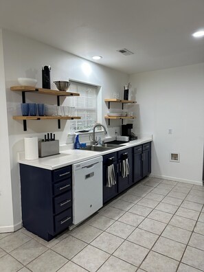 Fridge, microwave, oven, stovetop - 3-bedroom house in fabulous Columbia (Columbia)