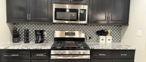 Microondas, horno, placa de cocina y lavavajillas