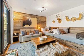 Televisión y chimenea 