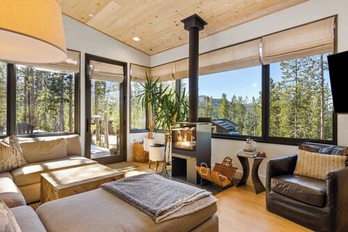 Ulerys Lake Cabin | Hot Tub & Mountain Views