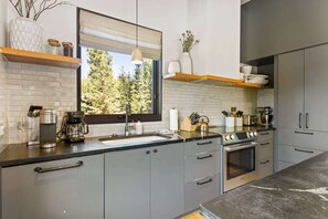 Kjøleskap, mikrobølgeovn, ovn og kokeplater