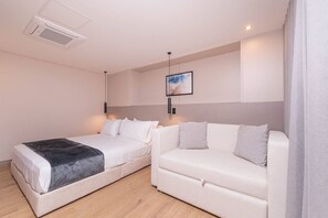 مكواة/لوح كي وسرير سفر وواي فاي وملاءات أسرّة