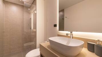 Een haardroger, handdoeken