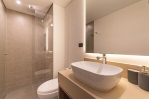 Een haardroger, handdoeken