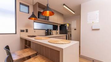 Kühlschrank, Mikrowelle, Herdplatte, Wasserkocher mit Kaffee-/Teezubehör