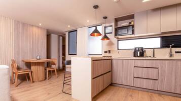 Een koelkast, een microgolfoven, een kookplaat