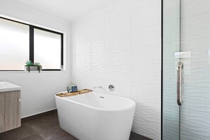 Hair dryer, towels - Silverstream Kaiapoi Retreat – 3BR Home with Spa & Sun-Filled Living (Kaiapoi)