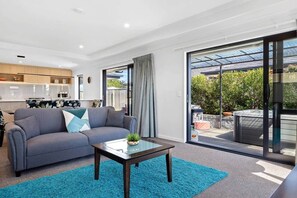 TV - Silverstream Kaiapoi Retreat – 3BR Home with Spa & Sun-Filled Living (Kaiapoi)