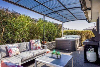 Silverstream Kaiapoi Retreat – 3BR Home with Spa & Sun-Filled Living