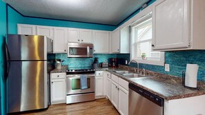 Room - Sunset Ave Beach House - Golf Cart Pool Hot Tub (Panama City Beach)