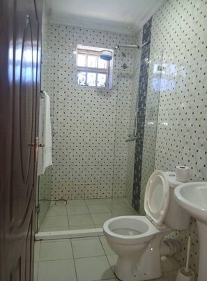 Habitación Deluxe doble | Baño | Ducha, zapatillas, toallas y jabón