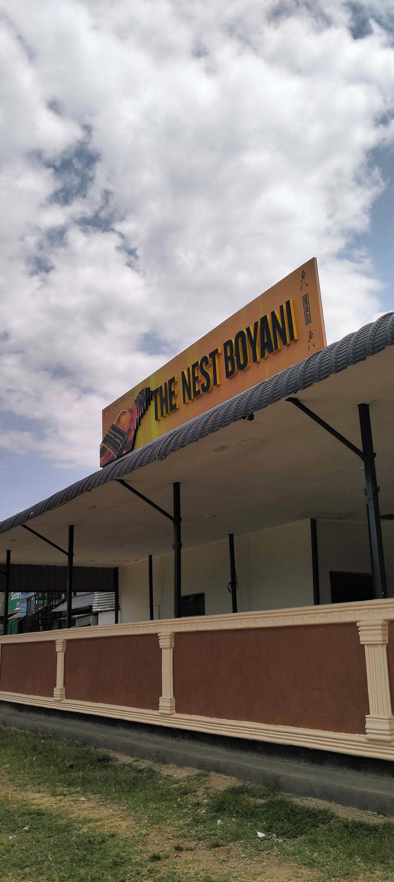 Un edificio con un letrero que dice "The Nest Boyani".